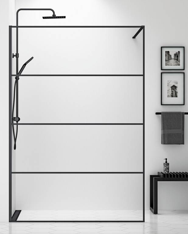 SQUARE Shower wall - Black matte anodized aluminium with all visible details in black
Frames on the outside of the glass to avoid dirt build up
Available in sizes up to 140 cm