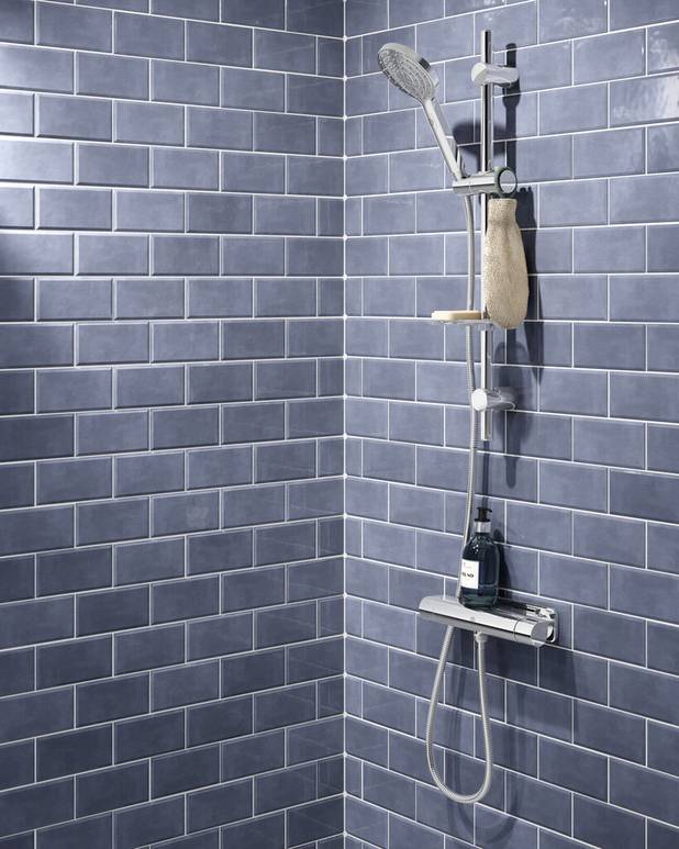 Estetic brusearmatur – termostat - Including smart shelf for more storage space
Maintains even water temperature during pressure and temperature changes
Combines nicely with our various shower sets