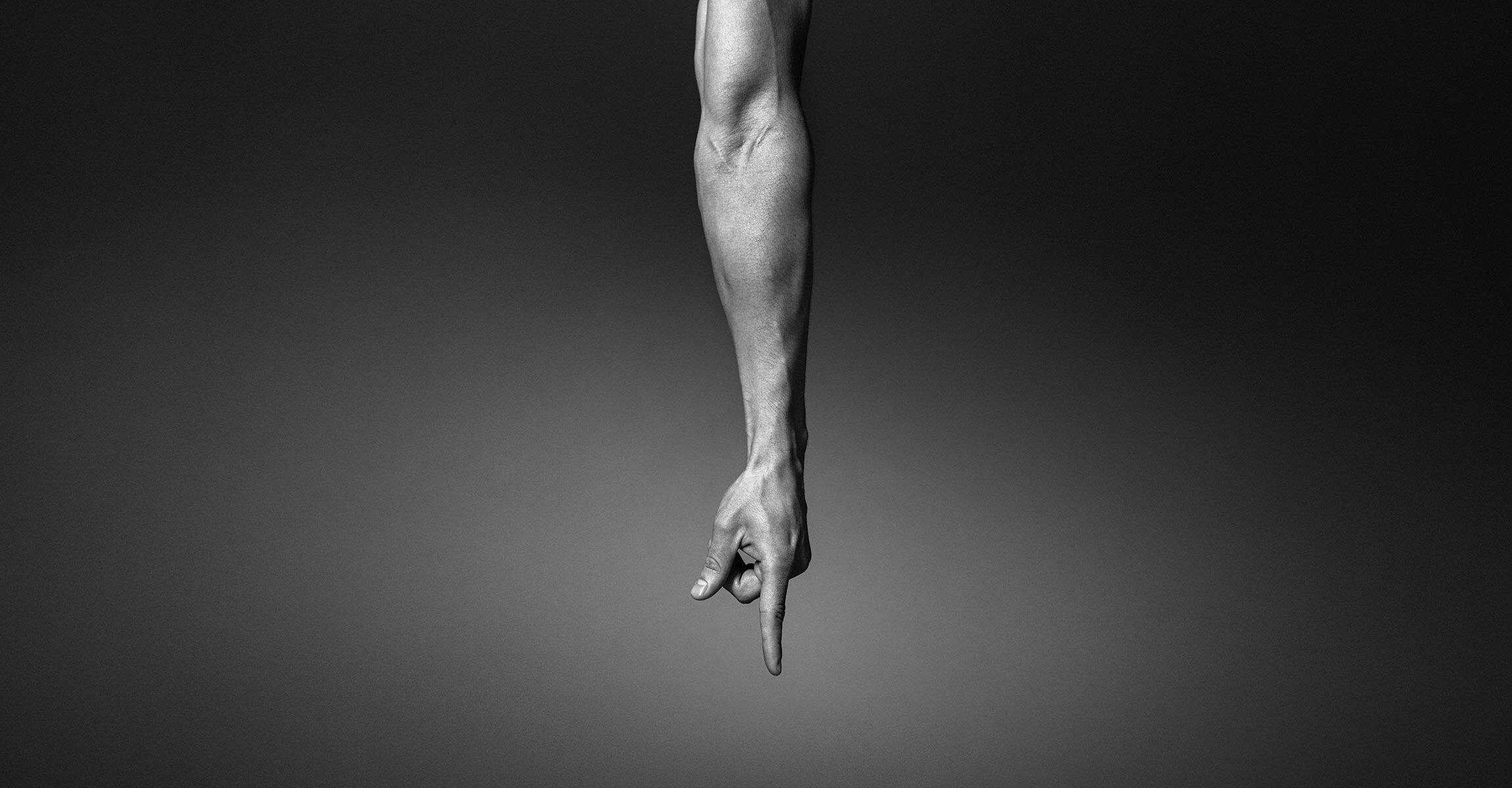 [Translate to Latvian:] [Translate to English:] Arm och finger som pekar nedåt