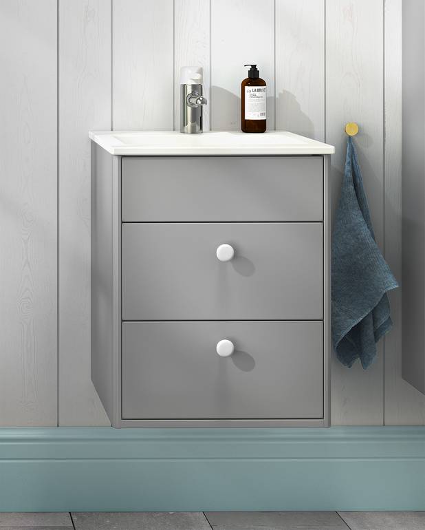 Vannas istabas skapītis, Graphic — 45 cm - Mazāks dziļums, piemērots arī nelielai vannas istabai
Slēpts nodalījums mazu priekšmetu uzglabāšanai un vieta kontaktrozetes uzstādīšanai.
Atlokāmais nodalījums nodrošina papildu vietu uzglabāšanai un ietver magnētu