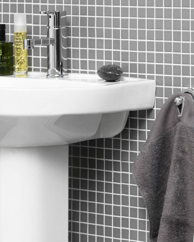 Bathroom sink Nordic³ 410055 - for bolt/bracket mounting 55 cm - Functional design with standard Scandinavian dimensions
For bolt or bracket mounting
