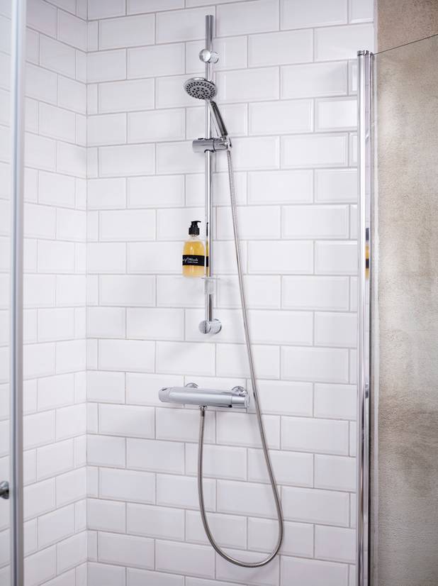 Shower mixer Nautic - Safe Touch reduces the heat on the front of the faucet
Maintains even water temperature upon pressure and temperature changes
Can be expanded with bathtub spout