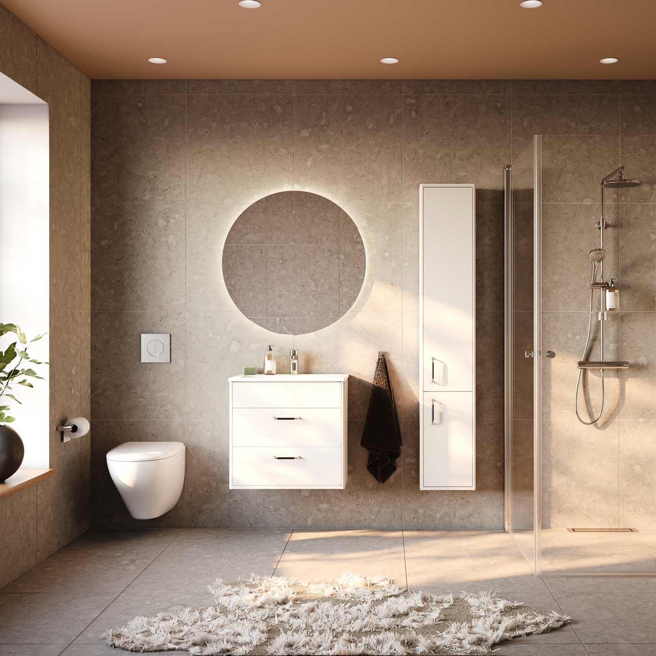 Modernt badrum med stort fönster, cirkulär spegel, vit inredning, duschkabin och en planta på avsatsen.