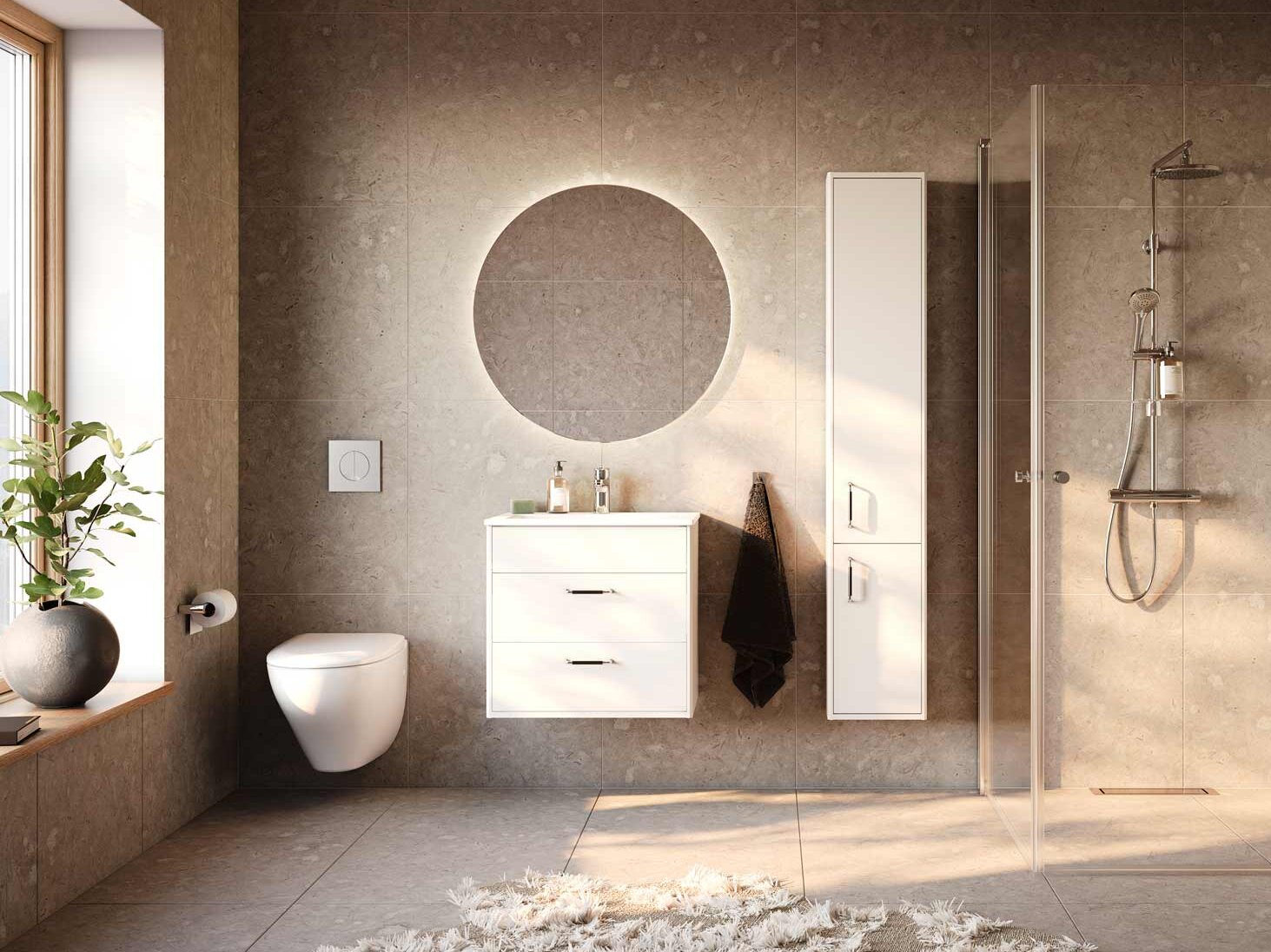 Modernt badrum med stort fönster, cirkulär spegel, vit inredning, duschkabin och en planta på avsatsen.