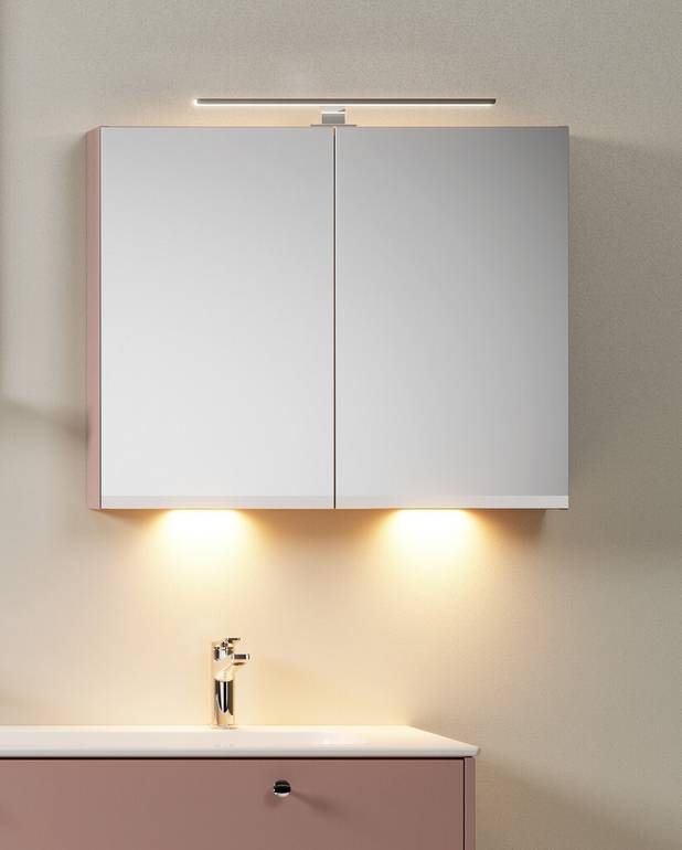 Peegelkapp Artic – 80 cm - Kapi sees on sisseehitatud pistikupesa
LED-valgustus kapi allosas
Valmistatud niiskuskindlatest materjalidest niiskes keskkonnas kasutamiseks
