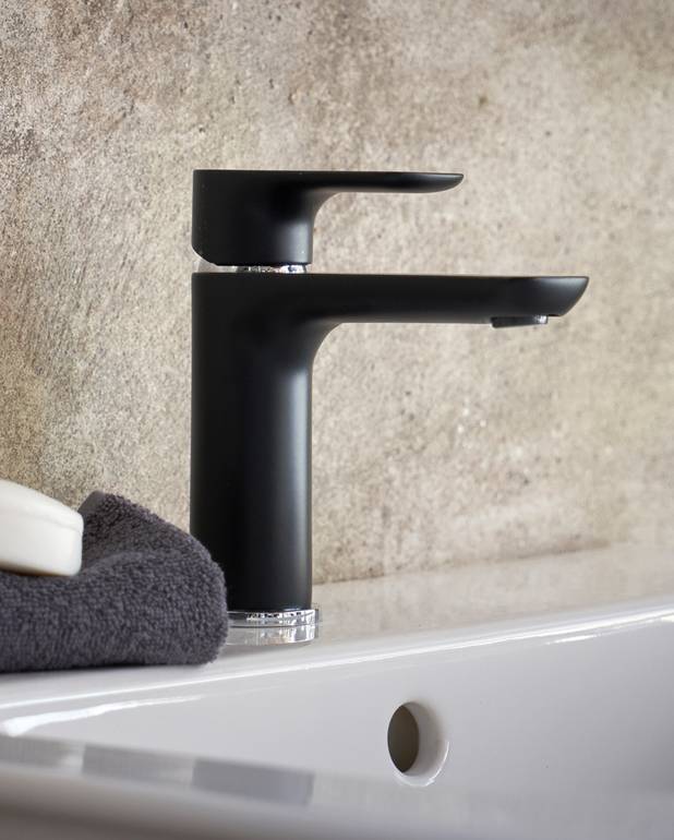 Vannas istabas izlietnes jaucējkrāns Estetic - Organiska dizaina produkts
Eco-stop funkcija, regulējams maksimālais plūsmas ātrums
Pieejamās krāsas — hromēta, matēta melna un balta