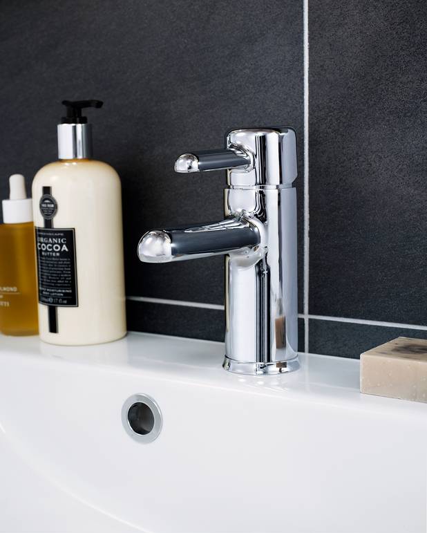Håndvaskarmatur Logic - Energiklasse A, sparer vand og energi 
Justerbart komfortflow og justerbar komforttemperatur
Farvede greb fås som tilvalg