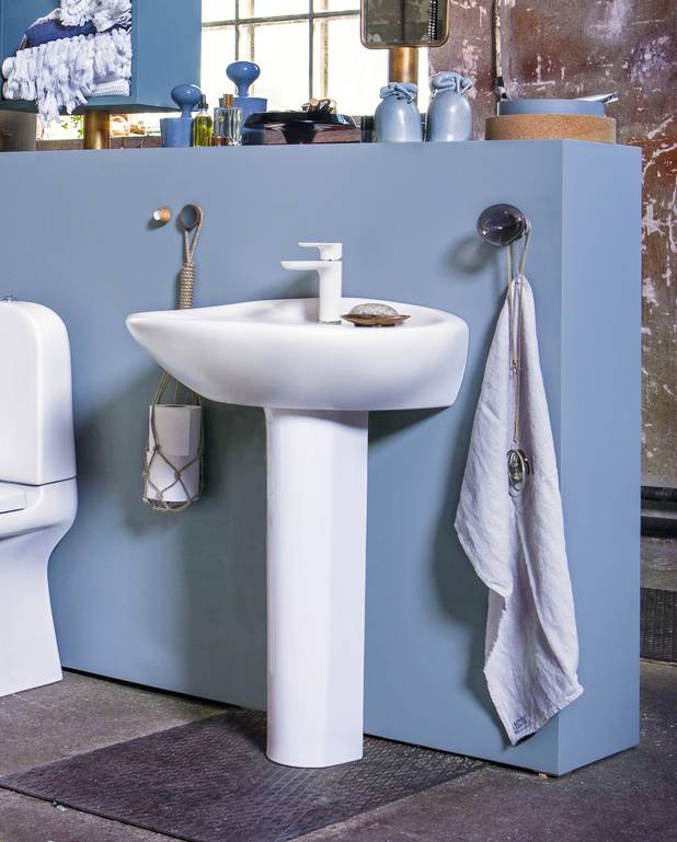 Mazā vannas istabas izlietne Estetic 410350 — montāžai, izmantojot 50 cm bultskrūves - Pilnībā apslēpti montāžas kronšteini perfektam montāžas rezultātam
Iespiežams porcelāna izlietnes vārsts
Ceramicplus materiāls, kas ļauj notīrīt virsmas ātri un videi draudzīgā veidā