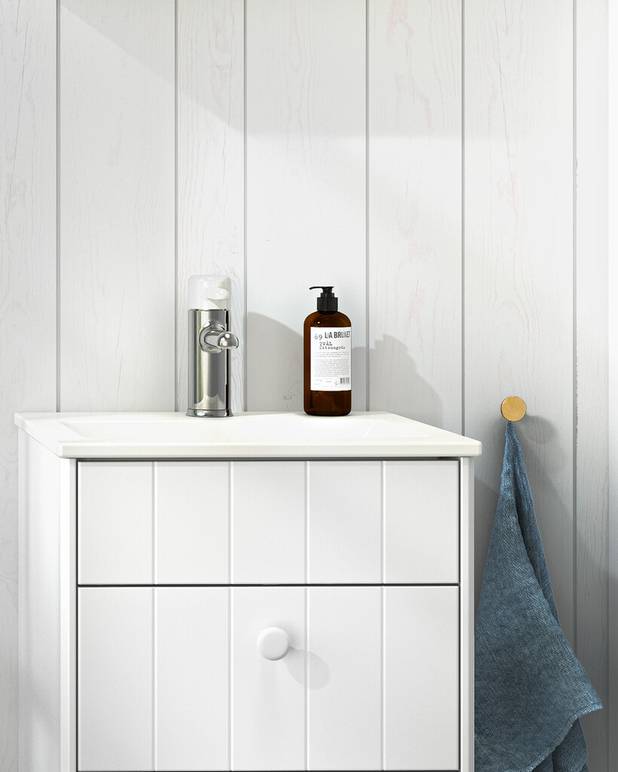 Tvättställ för badrumsskåp Graphic - 45 cm - Grunt mått för mer utrymme i badrummet
Passar till Graphic kommodskåp 45 cm
Tillverkat i hygieniskt, hållbart och tätsintrat sanitetsporslin
