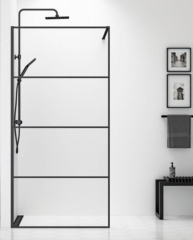 SQUARE Shower wall - Black matte anodized aluminium with all visible details in black
Frames on the outside of the glass to avoid dirt build up
Available in sizes up to 140 cm