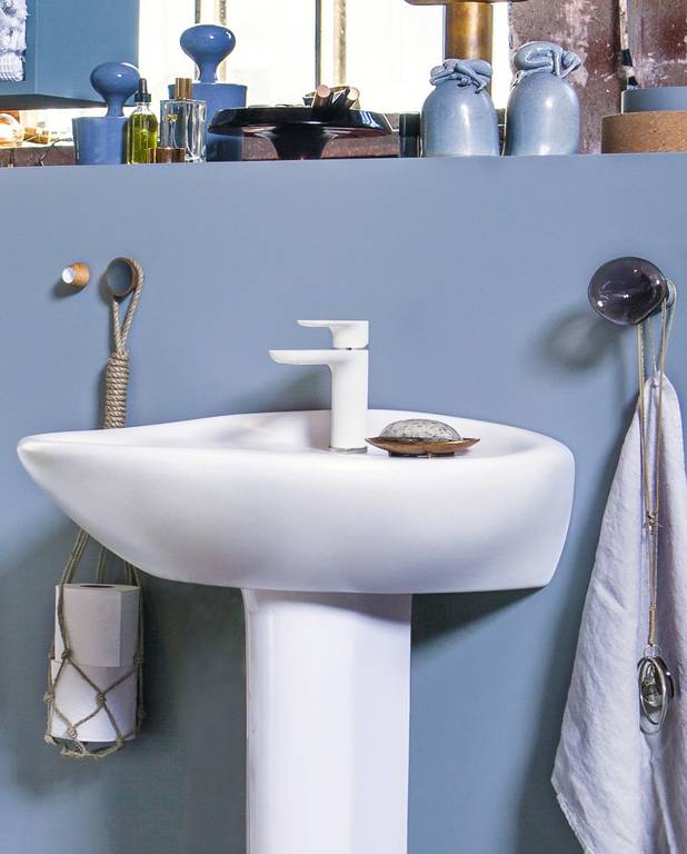 Håndvask Estetic 410360  boltmontering 60 cm - Skjulte bolte giver en pæn montering
Pop-up bundventil i porcelæn
Ceramicplus: hurtig og miljøvenlig rengøring