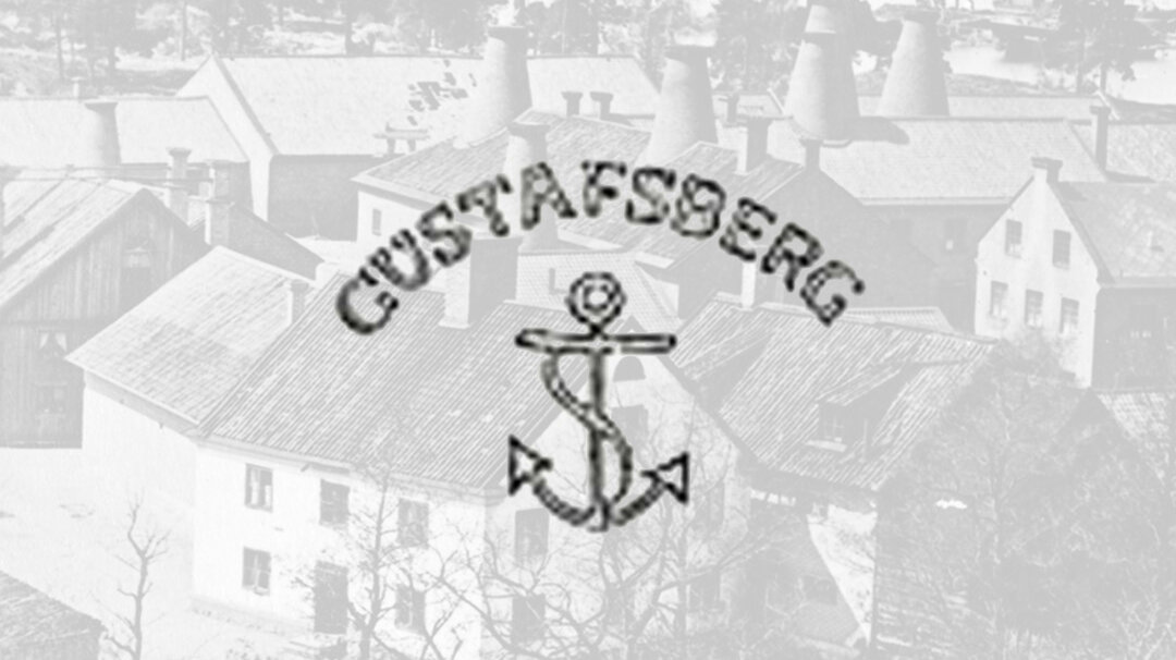 Juodai baltas seno inkaro logotipas su užrašu „Gustavsberg“ virš istorinių porceliano gamybos pastatų fone.