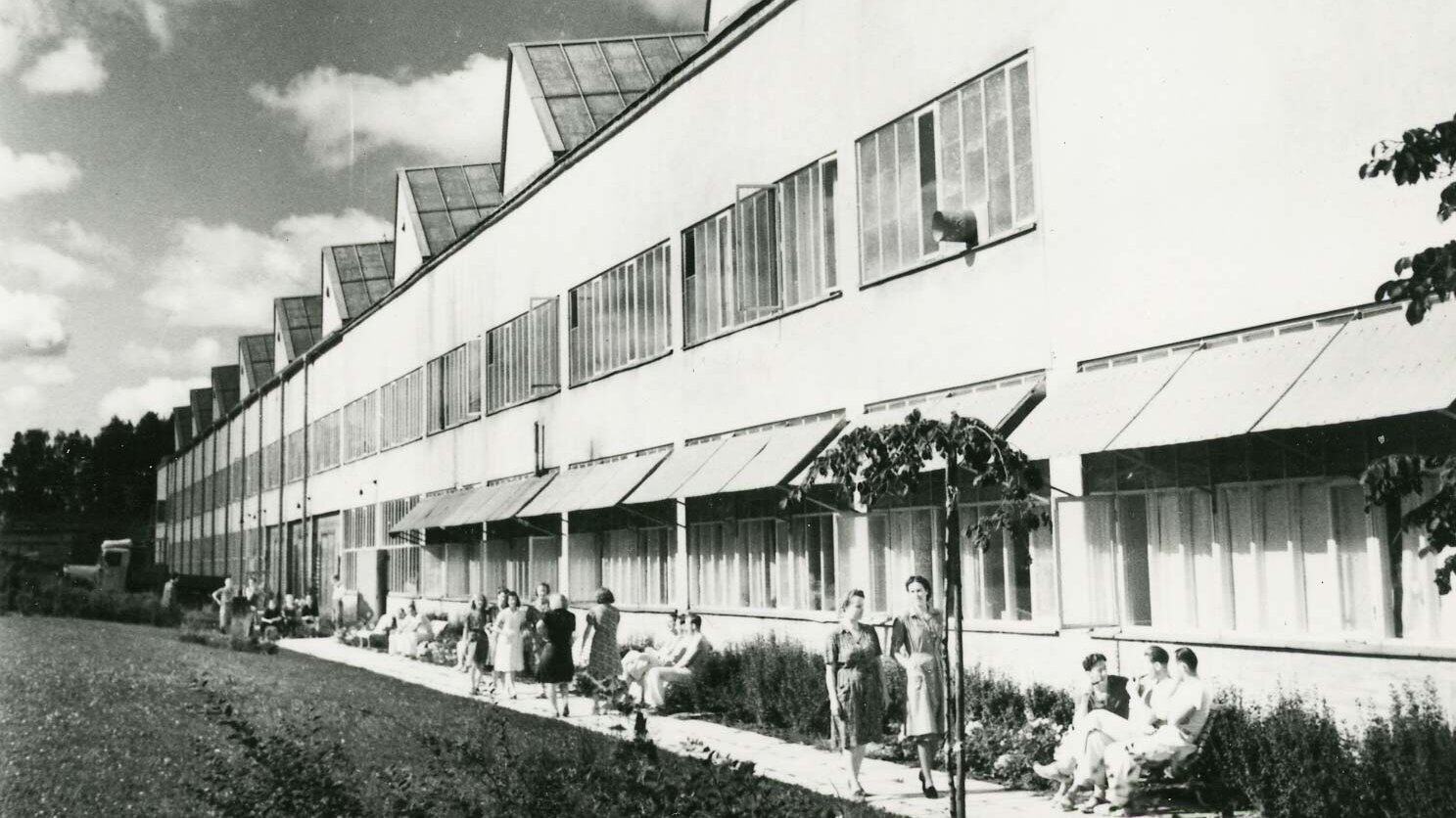 Black-and-white photo of people outside Gustavsberg’s sanitary factory.
