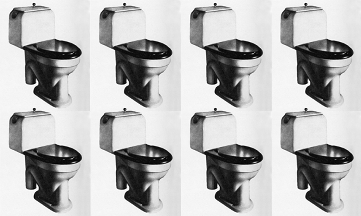 Aštuoni identiški „Gustavsberg“ WC306 modelio unitazai, išdėstyti dviem eilėmis po keturis neutraliame fone.