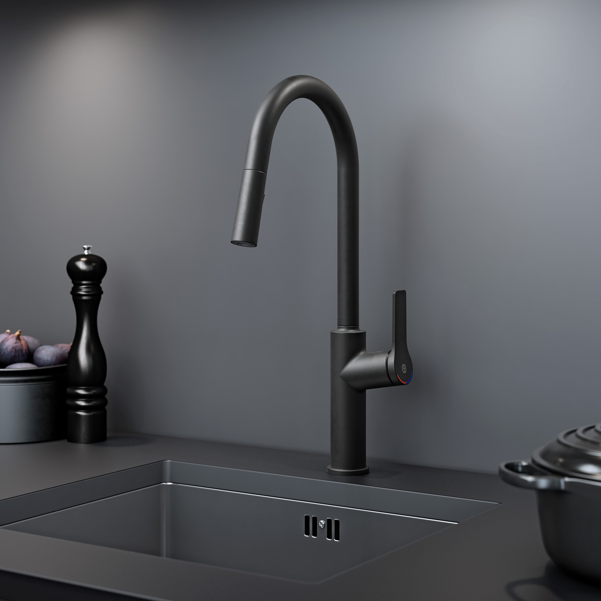 Mattsvart köksblandare och diskho i ett modernt, mörktonat kök med pepparkvarn och skål på bänkskivan.