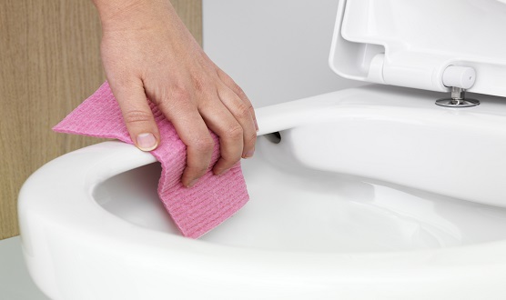 Litet badrum med vägghängd toalett Litet badrum med vägghängd toalett